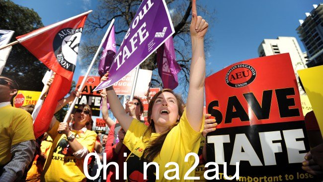 2012 年 9 月 20 日星期四，教育联盟的教师和成员在墨尔本维多利亚州州长办公室外集会。数百人集会抗议 TAFE 经费削减 3 亿美元。 （AAP 图片/乔·卡斯特罗）无存档
