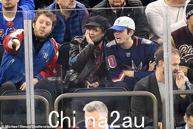 萨兰登对流浪者队的狂热是众所周知的,因为她有时甚至被邀请到公告亭