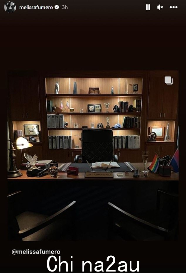也许是所有致敬中最令人心碎的,是饰演 Det 的 Melissa Fumero。布鲁克林九九的圣地亚哥发布了一张布劳尔在演出中办公桌的照片,空荡荡、黑暗