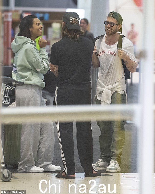 Sam 在与 Pete 和 Rochelle 聊天时无法抹去脸上的笑容