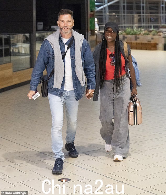 第一次约会明星 Fred Sirieix 也带着他的未婚妻 Fruitcake 来了,她穿着灰色牛仔裤和亮色上衣