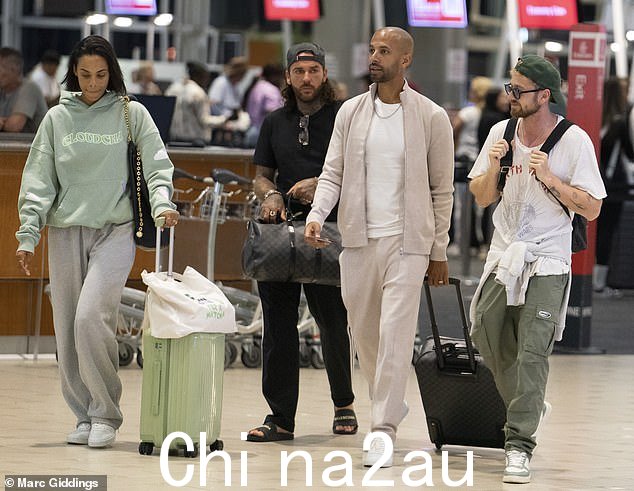 34 岁的罗谢尔穿着舒适的绿色连帽衫,38 岁的马文推着包穿过航站楼,选择了同样轻松的套装