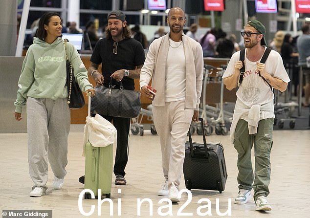 Sam 的好友 Pete Wicks(左二)过来支持他,还有 Marvin 和 Rochelle Humes