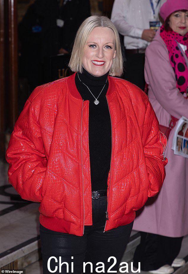 Steph McGovern 裹得严严实实,但又穿着一件超大的红色飞行员夹克保持时尚