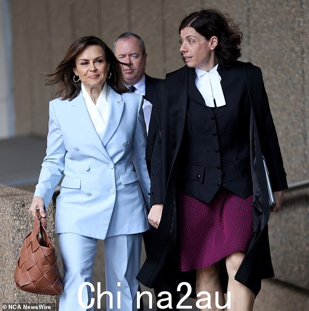 周三,丽莎·威尔金森 (Lisa Wilkinson) 与她的大律师 Sue Chrysanthou SC 在联邦法院外合影
