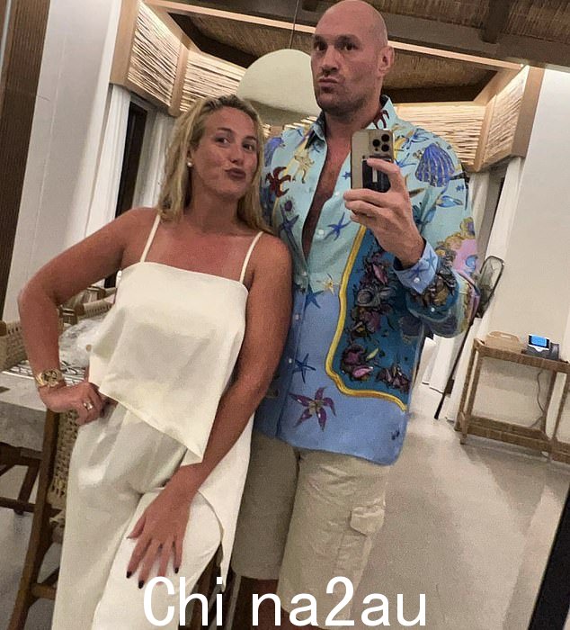 泰森·福里(Tyson Fury)与妻子巴黎合影,目前正在沙特阿拉伯与孩子和几个家人朋友一起度假