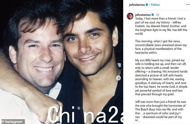 Foskett 的终生好友 John Stamos 向这位吉他手致敬
