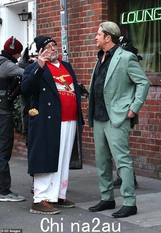 The 300 明星正忙着与电影导演 Julian Schnabel(左)交谈