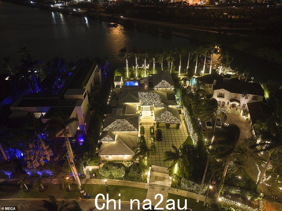节日:尽管最近陷入法律困境,这位 46 岁的哥伦比亚巨星还是将自己的家变成了两个儿子的冬季仙境:10 岁的米兰和 8 岁的萨沙,她与前伴侣杰拉德·皮克 (Gerard Piqué) 共享这两个儿子,用闪烁的灯光装饰她的屋顶、棕榈树和树篱