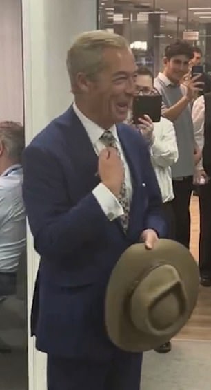 奈杰尔·法拉奇告诉英国新闻演播室大厅里欢呼的工作人员,他很乐意“再做一次”