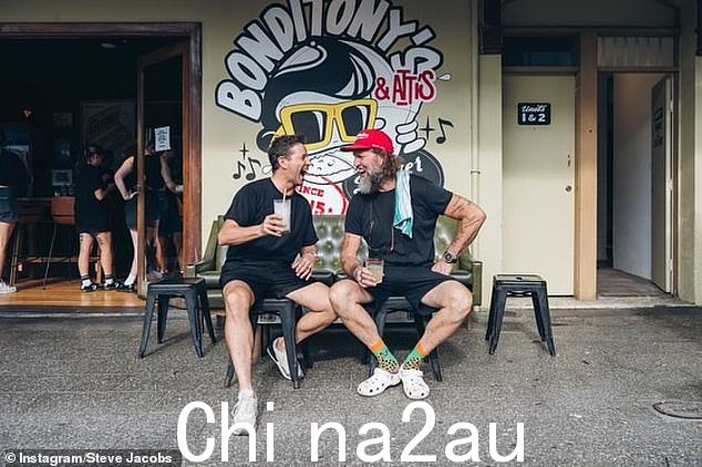这位 56 岁的早餐电视明星周四在 Instagram 上分享了一组照片,以纪念恩莫尔 Bonditonys 汉堡店的开业。一张珍贵的照片显示史蒂夫与他的商业伙伴托尼摆出了一场风暴。餐厅外的戈斯登