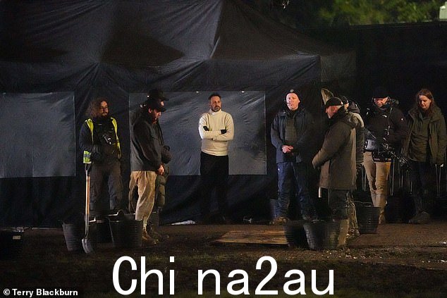 他透露自己开始自残并遭受身份危机,他告诉报纸:“过去五年,甚至更长,我有时失去了意志to live'