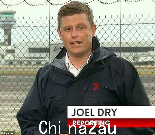 一位观众向 Media Spy 分享了一张记者在悉尼机场雨中主持节目的照片。 “为什么乔尔·德里会得到所有湿作业?”他们开玩笑说