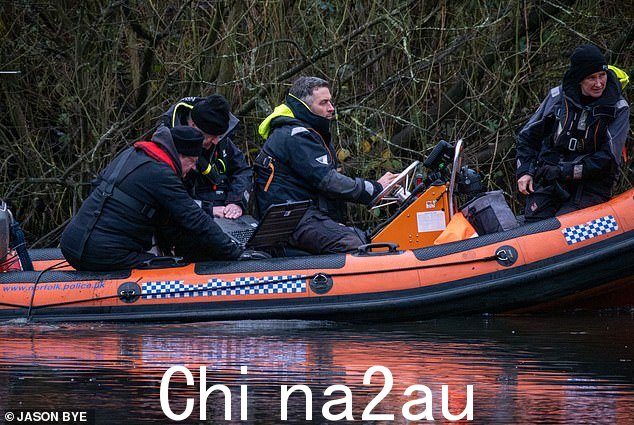 警察潜水员昨天在河流中搜索,并在诺维奇的温苏姆公园使用声纳