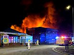 南威尔士工业区“爆炸”引发大火,一人失踪,警方透露:宣布“重大事件”,道路关闭,人们被告知不要去急症室警察和消防员赶赴现场”/>南威尔士工业区“爆炸”引发大火,造成一人失踪,警方透露:已宣布“重大事件”,道路关闭,人们被告知不要像警察和消防员一样前往急症室赶往场景<img loading=