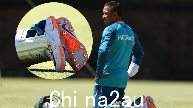 乌斯曼·哈瓦贾 (Usman Khawaja) 在与巴基斯坦的第一次测试中穿着印有支持巴勒斯坦信息的鞋子。图片:Paul Kane/Getty Images