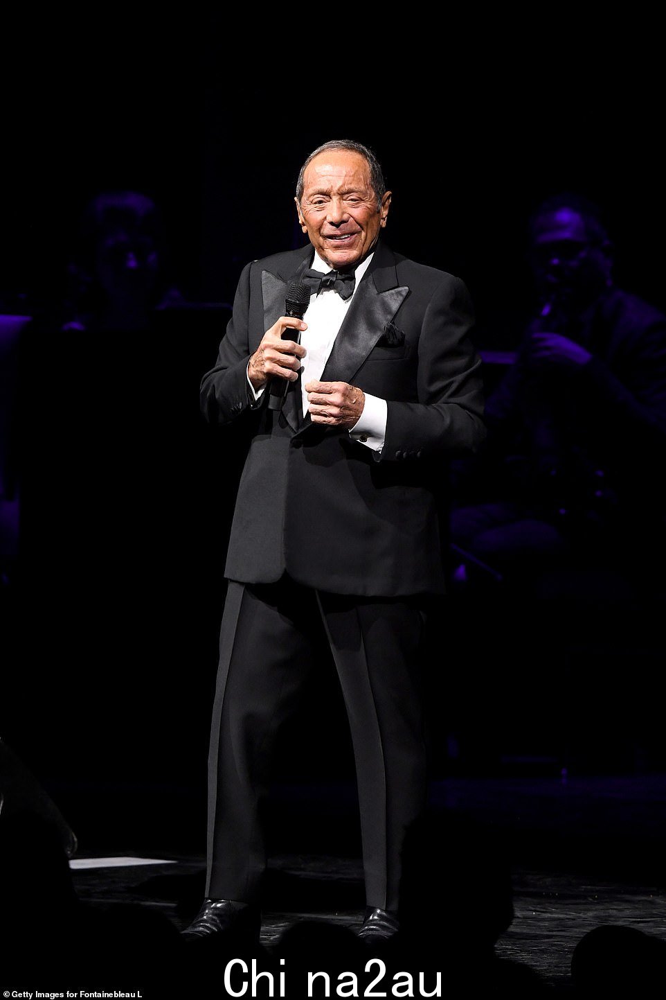 Paul Anka 上台为全场一线嘉宾表演