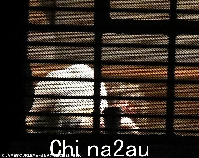 伦敦东区演员在他们暖和地回家过夜之前把专业人士扔到肩上