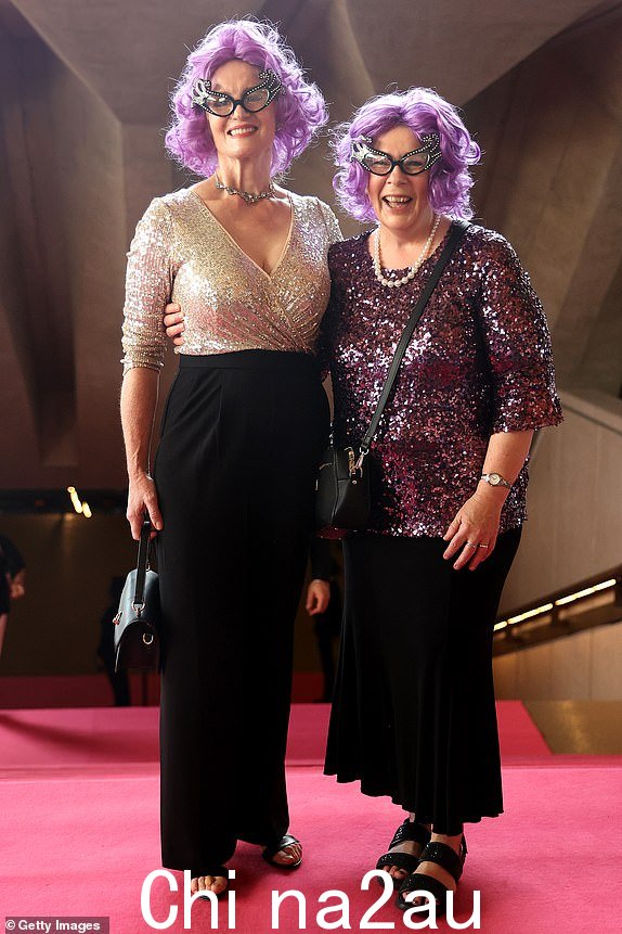 澳大利亚悉尼- 12 月 15 日：2023 年 12 月 15 日，装扮成埃德娜·埃弗拉奇爵士 (Dame Edna Everage) 的嘉宾出席在澳大利亚悉尼悉尼歌剧院举行的巴里·汉弗莱斯 (Barry Humphries) 国家纪念馆。巴里·汉弗莱斯 (Barry Humphries) 是一位著名的喜剧演员、演员、作家和讽刺作家，因在舞台和电视上创作和扮演他的另一个自我埃德娜·埃弗拉奇爵士 (Dame Edna Everage) 和莱斯·帕特森爵士 (Sir Les Patterson) 而闻名。他于 2023 年 4 月 22 日去世，享年 89 岁。（摄影：Brendon Thorne/Getty Images）