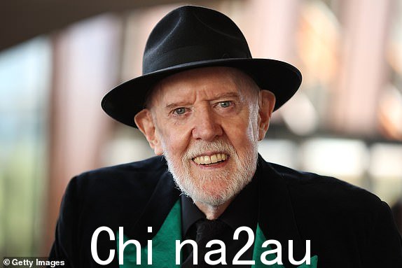 澳大利亚悉尼 - 12 月 15 日:巴里·克罗克 (Barry Crocker) 出席国家纪念馆巴里·汉弗莱斯 (Barry Humphries) 于 2023 年 12 月 15 日在澳大利亚悉尼悉尼歌剧院举行。巴里·汉弗莱斯 (Barry Humphries) 是一位著名的喜剧演员、演员、作家和讽刺作家,因在舞台和电视上创作和扮演他的另一个自我埃德娜·埃弗拉奇爵士 (Dame Edna Everage) 和莱斯·帕特森爵士 (Sir Les Patterson) 而闻名。他于 2023 年 4 月 22 日去世,享年 89 岁。(摄影:Brendon Thorne/Getty Images)