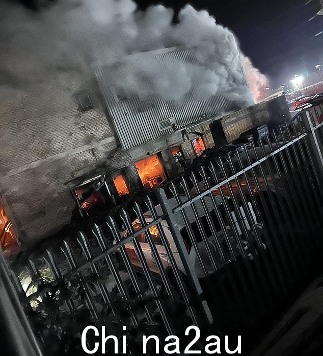 从汽车上拍摄的照片显示建筑物被火焰吞没,烟雾升腾