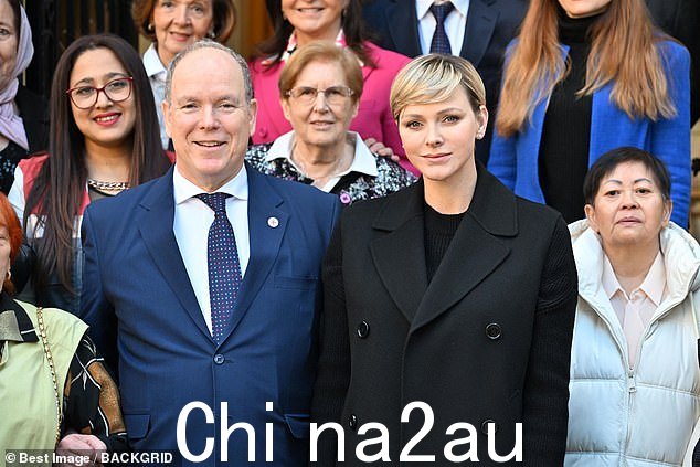 这对王室夫妇微笑着与红十字会的长辈合影,看起来很富丽堂皇