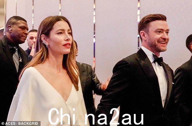 在众星云集的活动中表演的42岁歌手,身穿黑色西装、白衬衫和领结,与演员妻子41手牵着手,展现出潇洒的身材