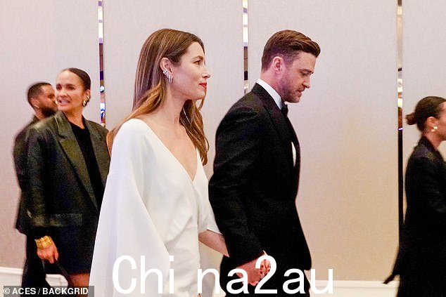 两人在出席开幕式时看起来十分恩爱