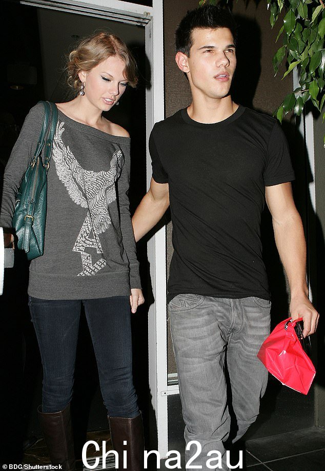 泰勒·洛特纳 (Taylor Lautner) 再次讨论了他在 2009 年与泰勒·斯威夫特 (Taylor Swift) 短暂的恋情,并透露是她甩了他(如图 2009 年)
