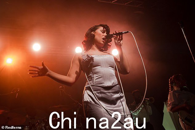 Rachel Keen(如图) - 又名 Raye - 九月与传统管弦乐团和 30 人合唱团在皇家阿尔伯特音乐厅领衔主演,为这一突破性的一年画上了圆满的句号