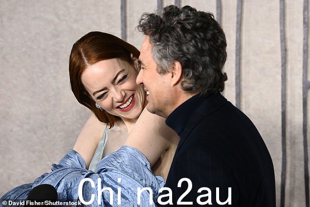 他们在采访中咯咯笑