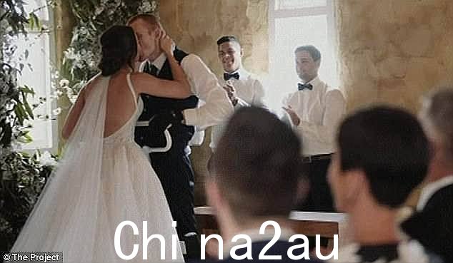2017 年 10 月猎人谷举行的婚礼上,麦金农起身交换誓言时泪流满面(如图)