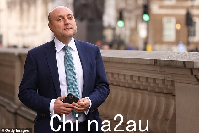 政府部长安德鲁·格里菲斯表示,这场悲剧说明了为什么英吉利海峡对于在英国寻求庇护的人来说“不是一条安全路线”