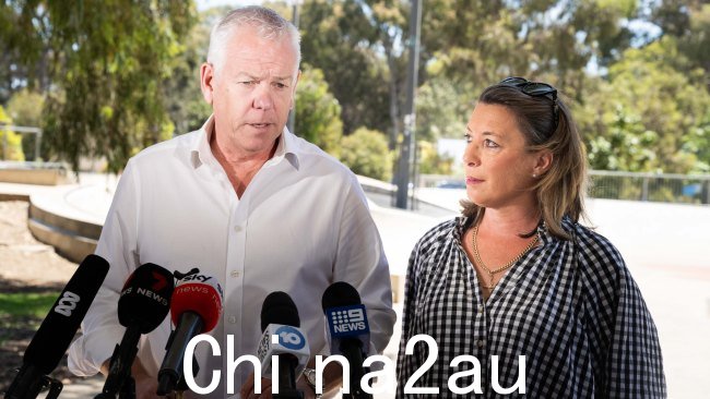 南澳大利亚州警察局长格兰特·史蒂文斯和他的妻子艾玛自四个星期前悲惨去世的儿子查理的葬礼以来首次公开讲话。图片：NCA NewsWire