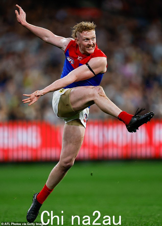 奥利弗自从 2015 年 AFL 选秀中以第 4 顺位被选中以来,整个职业生涯都在恶魔队度过,打了 162 场比赛并在 2021 年赢得了英超冠军