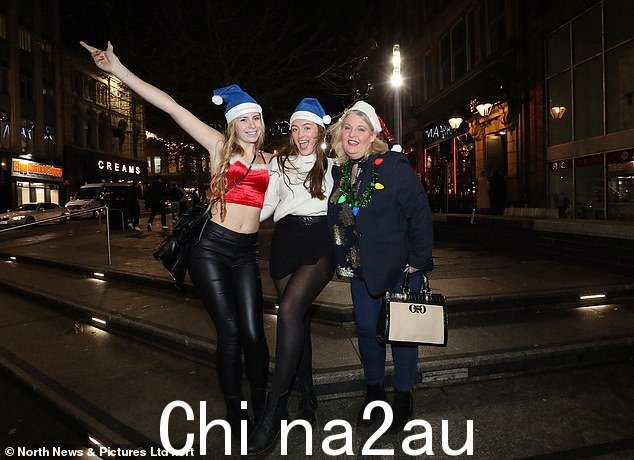 纽卡斯尔的人们在预计本月最繁忙的夜晚之一与同事一起庆祝节日