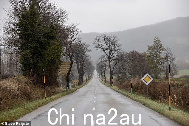 亚历克斯在漆黑的路上徘徊,被来自图卢兹的脊椎按摩疗法学生法比安·阿奇迪尼 (Fabien Accidini) 看到,他正在向比利牛斯山麓奥德省农村地区的村庄运送医疗用品