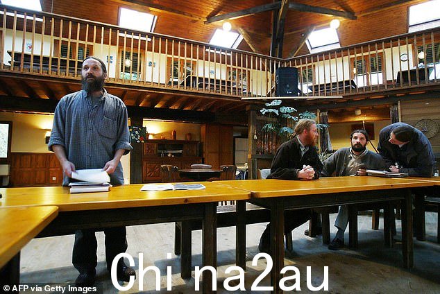 前成员的证词导致塔比瑟的住所遭到突击搜查,官员称其虐待未成年人,例如与更广泛的社会隔离