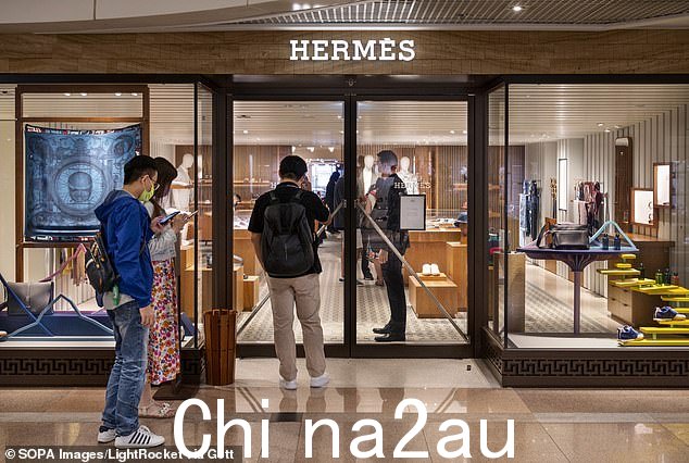 购物者排队进入法国高级时装奢侈品牌爱马仕专卖店