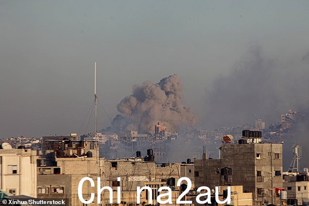 12 月 15 日,以色列空袭加沙地带汗尤尼斯市后冒出浓烟
