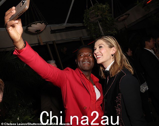 活动现场,罗莎蒙德很快见到了马丁·路德·金的扮演者大卫·奥伊罗,并与他灿烂地合影留念