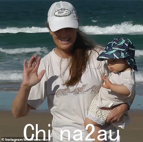 与婴儿 Grace 合影