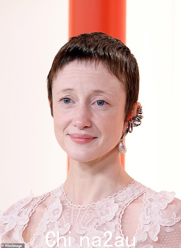 消息显示,安德里亚·瑞斯波罗格 (Andrea Riseborough) 在麦当娜的电影《W.E》中饰演沃利斯·辛普森 (Wallis Simpson),当时风头正劲,差一点就抢到了这个角色