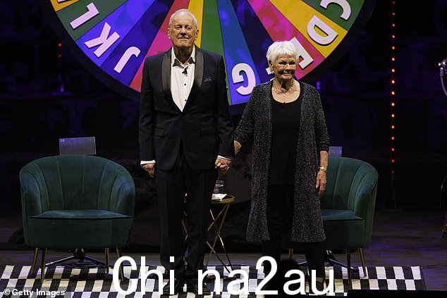 晚会结束时,Gyles 和 Dame Judi 站在舞台中央,获得起立鼓掌