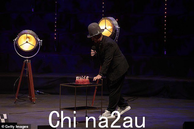 乔治男孩一度推出了一个红色天鹅绒生日蛋糕,上面有一层蜡烛