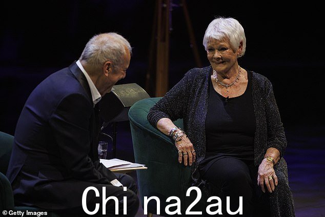 Dame Judi 和 Gyles 举办了一场充满乐趣的派对,有特邀嘉宾和季节性表演