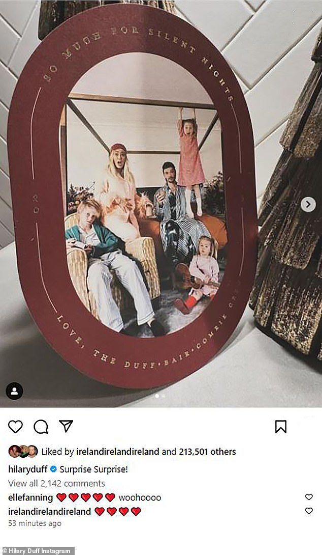 这位 36 岁的怀孕明星通过一张搞笑的圣诞贺卡宣布了这一好消息,贺卡上有她与丈夫马修·科马 (Matthew Koma)、他们五岁的女儿梅 (Mae)、两岁的班克斯 (Banks) 和 11 岁的儿子卢卡 (Luca) 的合影,卢卡是她与前男友同住的孩子。丈夫迈克·科姆里(Mike Comrie)