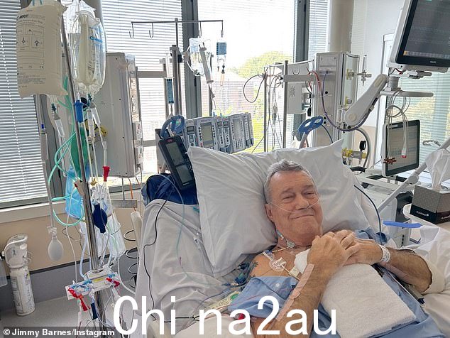 这位歌手最近因细菌性肺炎并发症被送往急诊室