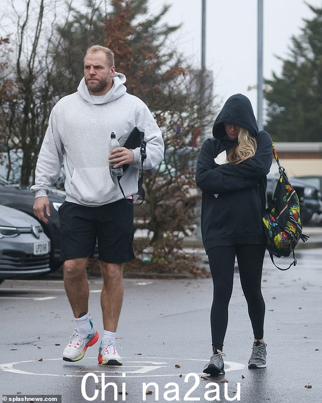 Chloe Madeley 被拍到与分居的丈夫 James Haskell 在健身房里离开健身房,因为后者在舞台上公开攻击了她