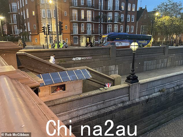 小屋的建造是为了紧贴通往堤岸的楼梯